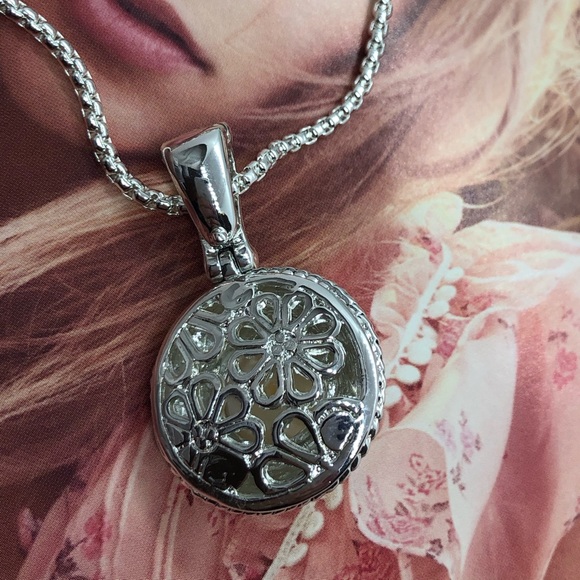 π Silver Pearl Necklace - Picture 2 of 3